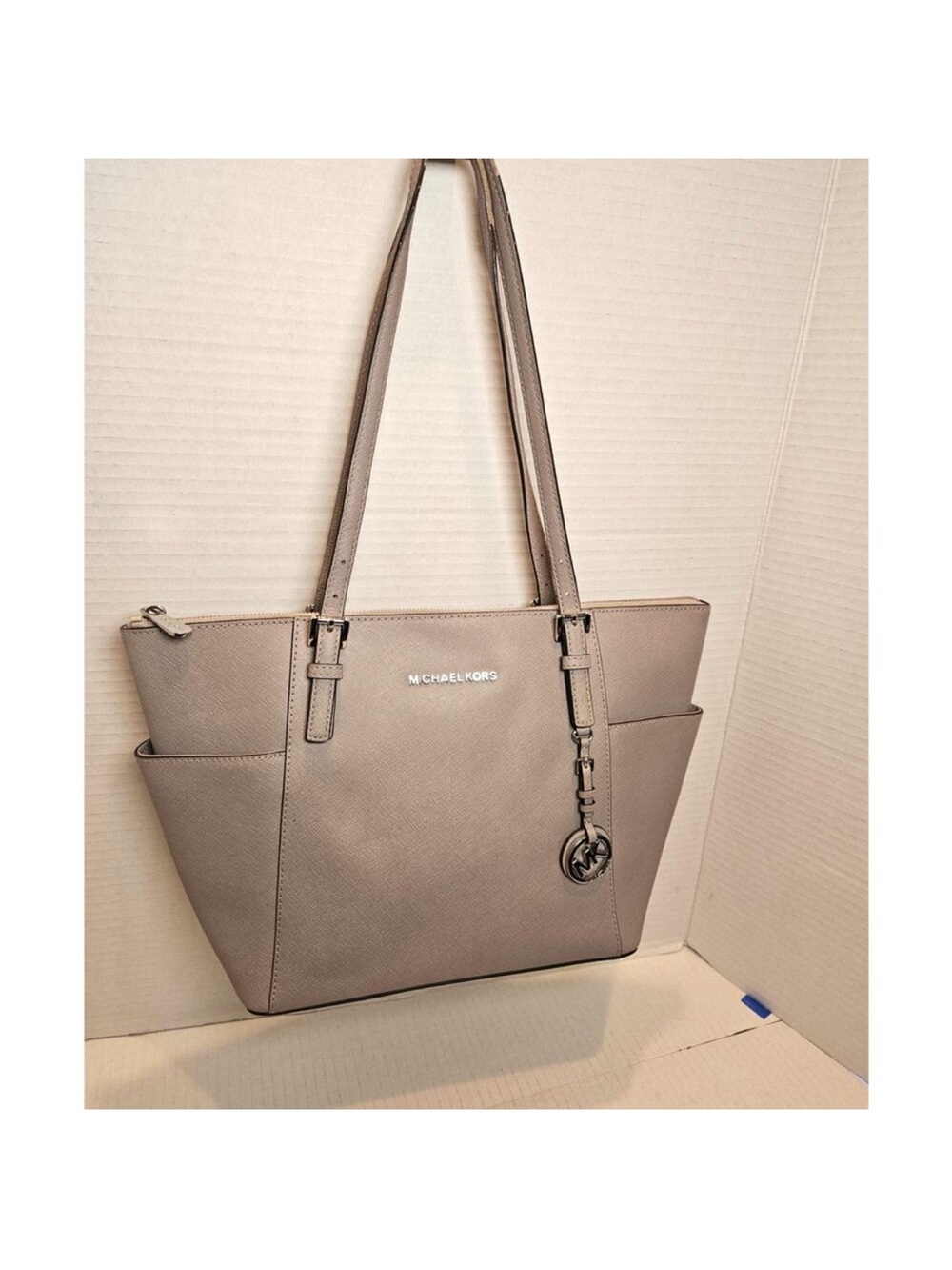 MICHAEL Kors Saffiano Leather
Jet Set Top-zip Tote Double
Handle Lt Gray/Cinder